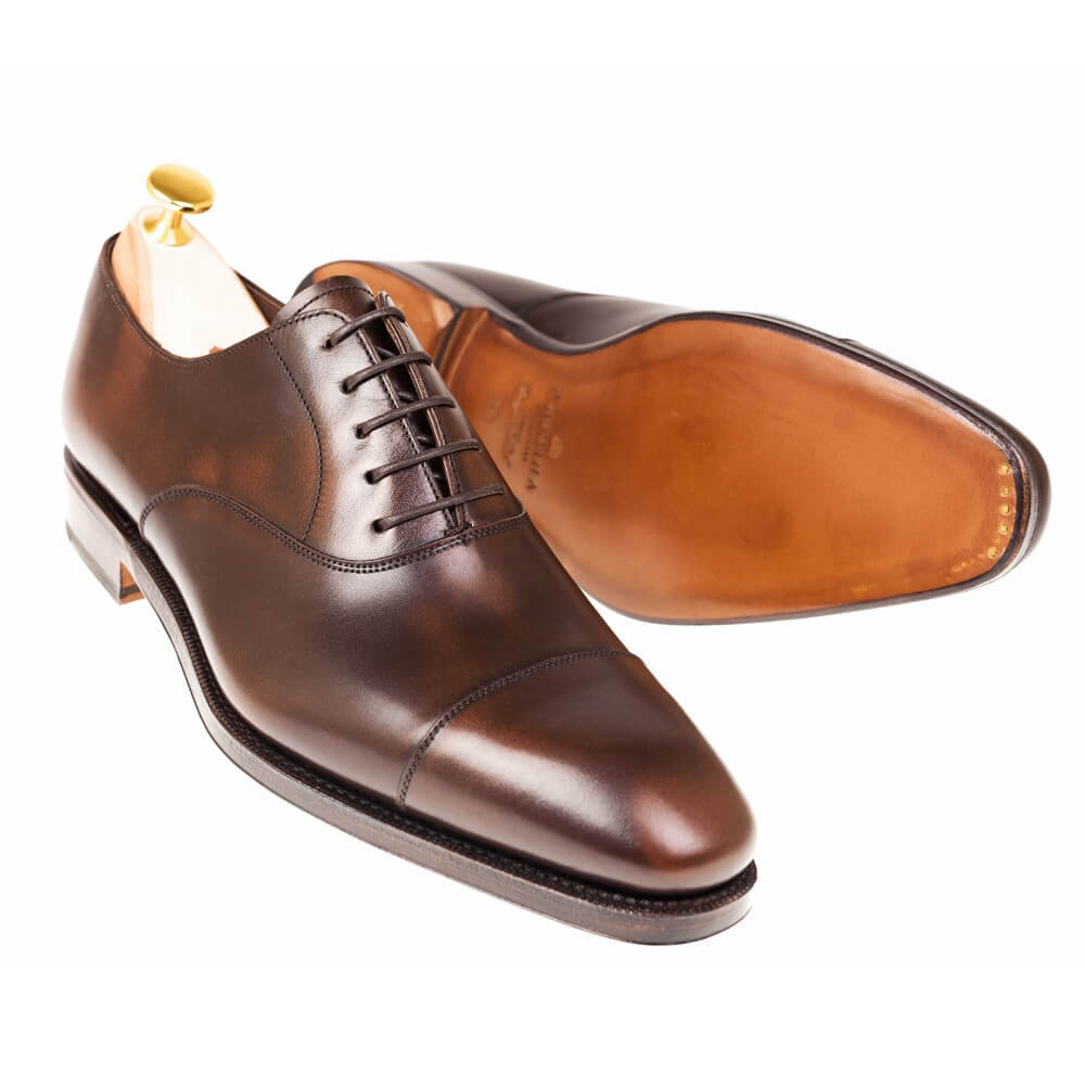 Descubre los zapatos oxford de la colección de zapatos de hombre en Carmina Shoemaker.