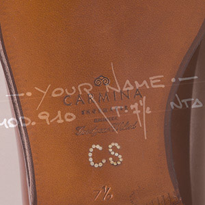 名字在内衬位置，首字母在鞋底位置