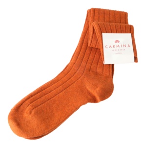 橙色长款运动袜。