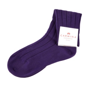 Short ribbed width socks in lilac.
