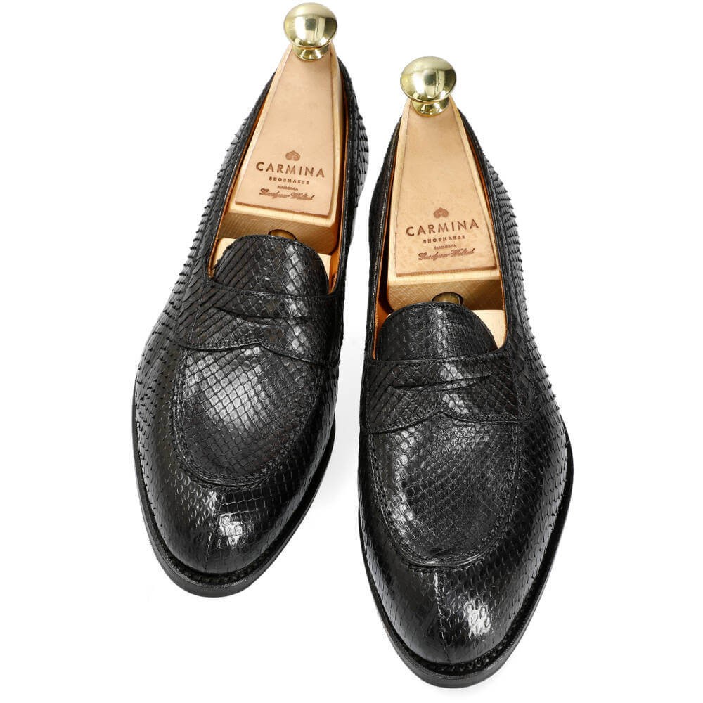 女士蟒蛇纹麂皮便鞋，颜色为黑色 1875 麦迪逊