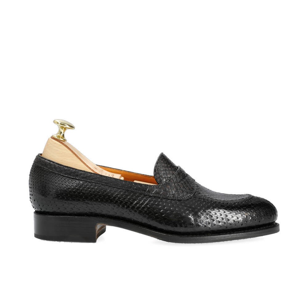 女士蟒蛇纹麂皮便鞋，颜色为黑色 1875 麦迪逊